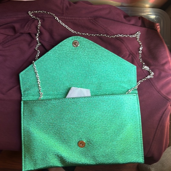 Turquoise green purse with chane hold - Picture 3 of 4